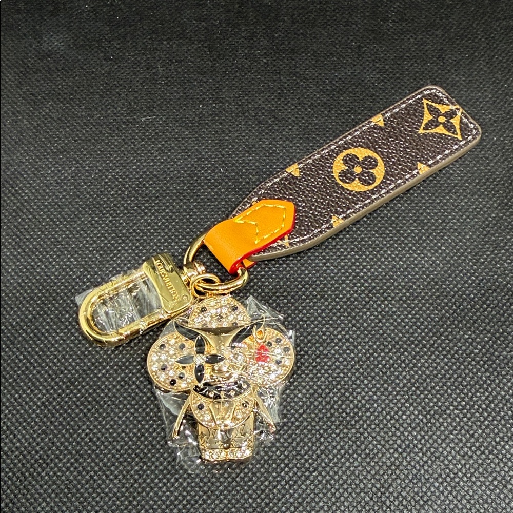 ❌ SOLD ❌ ✅ PRICE IS FIRM ✅ FASHION Leather Keychain with Gold Crystal Charm